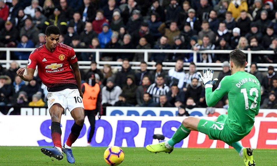  曼城三球大胜阿森纳，英超榜首之争白热化