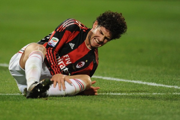  AC米兰德比战憾平同城死敌，吉鲁头槌救主显神威